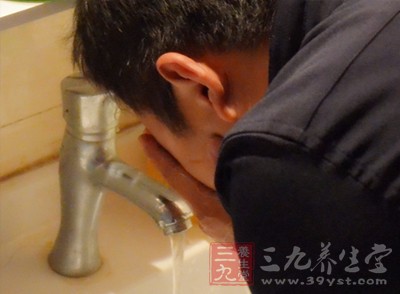 一并洗脸的行为竟然就是导致皮肤脱水的元凶