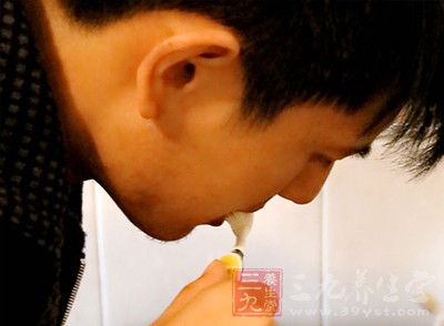 其实这是非常伤害脸部细嫩肌肤的行为