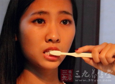 相信许多人都习惯在早上洗澡时一并完成刷牙