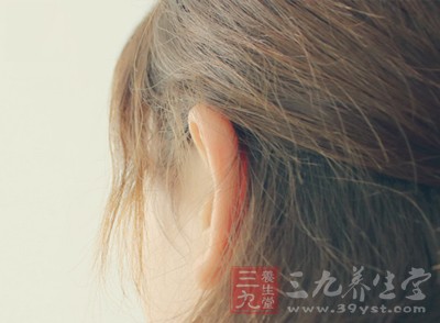 大多数女性都有掉发的迹象