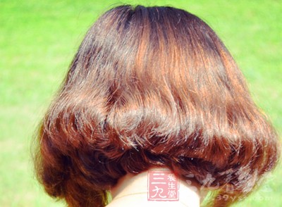 你长期将头发后梳