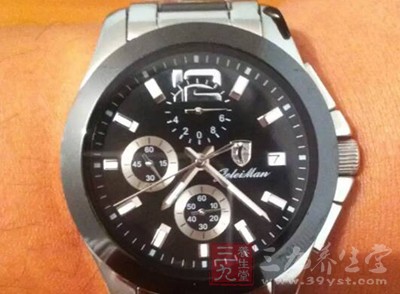 女人睡觉需脱下手表