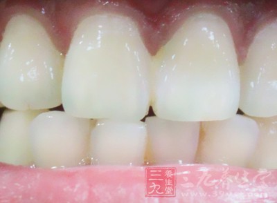 一些人习惯戴着假牙睡觉往往睡梦中不慎将假牙吞入食道