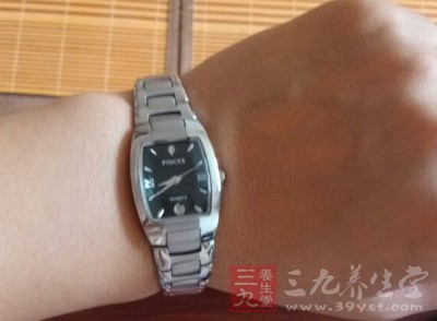 有的人喜欢戴着手表睡觉