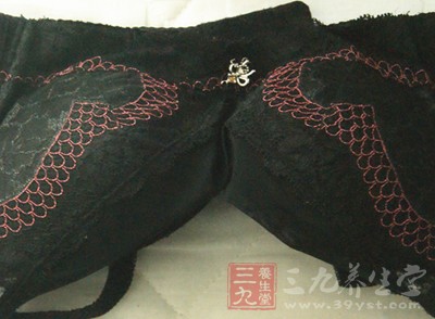 每天戴乳罩超过12个小时的女人，罹患乳腺癌的可能