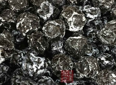 乌梅是一种中草药,用未成熟的青梅干燥后熏制而成 乌梅是一种中草药,用未成熟的青梅干燥后熏制而成