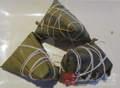 如果购买真空包装的粽子,要查看是否有漏气或鼓气现象 如果购买真空包装的粽子,要查看是否有漏气或鼓气现象