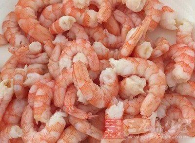 将虾仁洗净，用洁布搌干水分，放入锅中，加入精盐拌匀