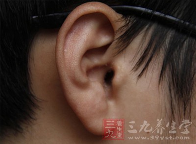 将我们的食指伸直，分别插入两个耳孔