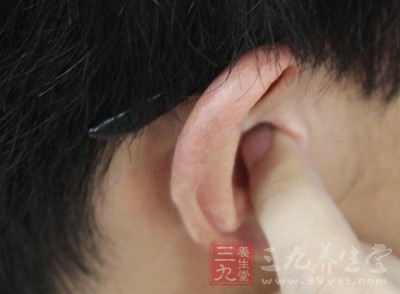 双手握空拳，以拇指、食指沿耳轮上下来回推摩