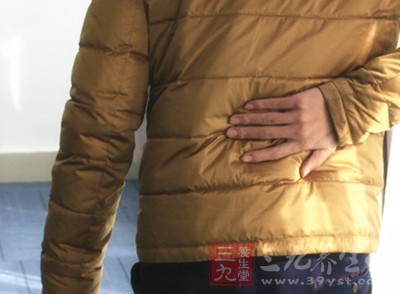 “腰为肾之府”，肾虚的人往往伴随腰背酸痛