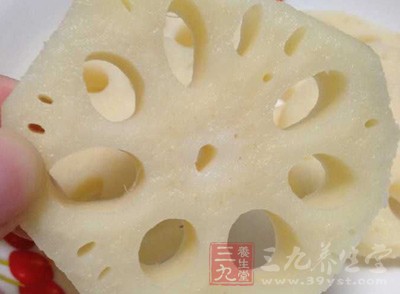 藕含有大量的淀粉、维生素和矿物质,营养丰富,清淡爽口 藕含有大量的淀粉、维生素和矿物质,营养丰富,清淡爽口