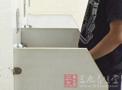 被“小便”折磨得坐立不安的金先生来到了泌尿外科门诊 被“小便”折磨得坐立不安的金先生来到了泌尿外科门诊