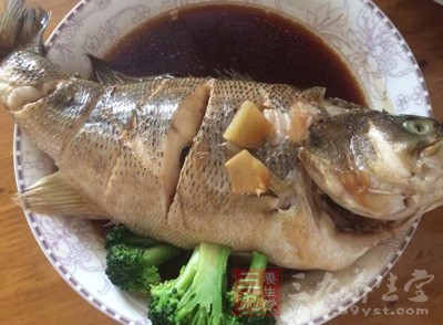 鱼类的脂肪多由不饱和脂肪酸组成，单不饱和脂肪酸主要是棕榈油酸和油酸