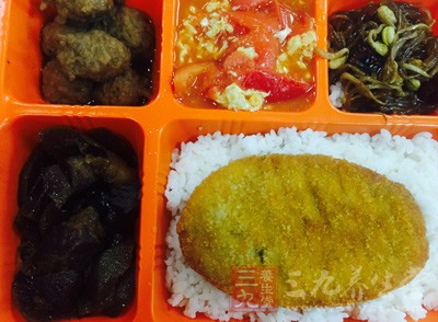 很多人会觉得吃盒饭、快餐本就很简单,所以一定要多吃几样肉菜 很多人会觉得吃盒饭、快餐本就很简单,所以一定要多吃几样肉菜