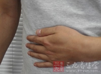 很多大腹便便的人都开始揉自己的肚子了