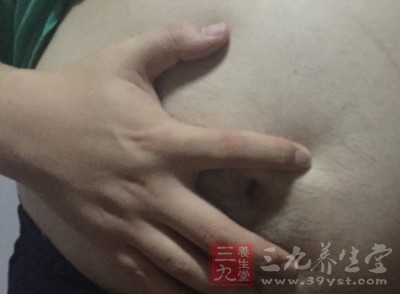 将手掌轻放于胃脘部