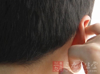 有些人的耳垢较湿润