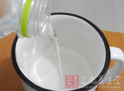 多喝水，稀释并促进酒精由肾脏排泄