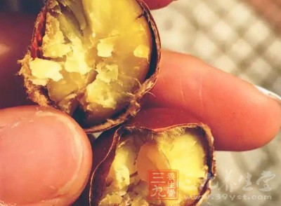 栗子属于坚果类,坚果类的营养价值都很高,维生素、矿物质 栗子属于坚果类,坚果类的营养价值都很高,维生素、矿物质