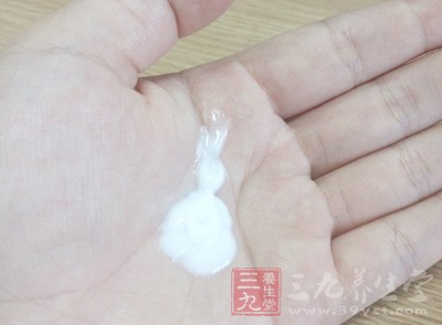 頻繁更換護(hù)膚品會(huì)讓皮膚來(lái)不及適應(yīng)