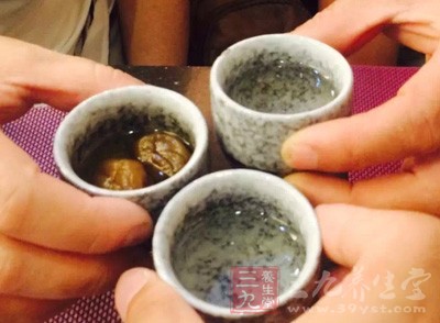 飲酒應(yīng)限量，節(jié)假日飲酒也應(yīng)該遵循這一原則