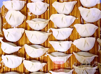 把饺子包成元宝状或者钱包状，也是过年“祈福招财”的美好祝愿