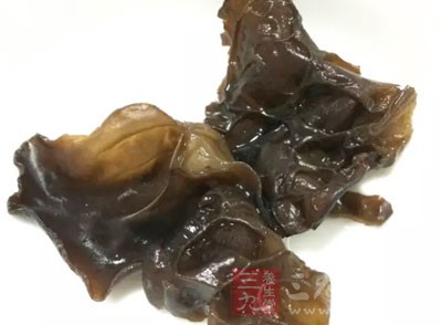 木耳因生長在潮濕陰涼的環(huán)境中，中醫(yī)學(xué)認(rèn)為它具有補(bǔ)氣活血、涼血滋潤的作用