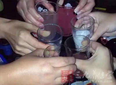 吸煙和大量飲酒可通過誘發(fā)冠狀動脈痙攣