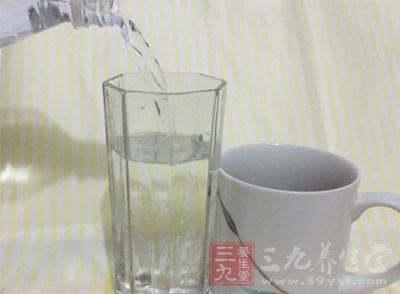 大量飲水,減少尿中鹽類結(jié)晶