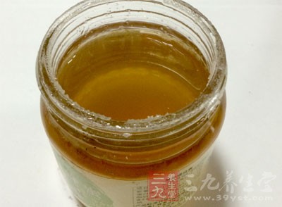 很多家长以为蜂蜜的营养价值很高,所以也会给婴儿食用一些蜂蜜水 很多家长以为蜂蜜的营养价值很高,所以也会给婴儿食用一些蜂蜜水