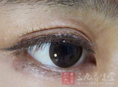 电脑族人群由于长时间盯着电脑屏幕,眼睛耗损非常大 电脑族人群由于长时间盯着电脑屏幕,眼睛耗损非常大