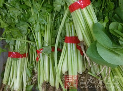 人们大都喜欢把鲜嫩油绿的蔬菜买来后趁着新鲜烹调食用 人们大都喜欢把鲜嫩油绿的蔬菜买来后趁着新鲜烹调食用