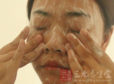 尽量选择温水，不要太热，要比其它季节温度相对低些，以便降低面部皮肤对低温的敏感性。少用或不用碱性过重的洁肤产品