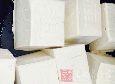 将豆腐切成大小均匀的块,不要太厚 将豆腐切成大小均匀的块,不要太厚