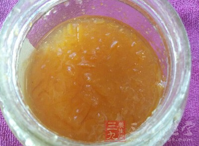 酸牛奶，蜂蜜，檸檬汁各100 毫升，加5粒維生素E調勻