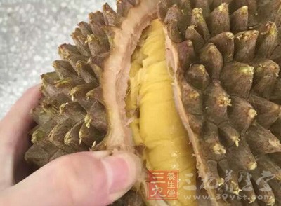 很多榴莲摊车上的榴莲果壳都堆得比榴莲要高很多,看来生意不错 很多榴莲摊车上的榴莲果壳都堆得比榴莲要高很多,看来生意不错