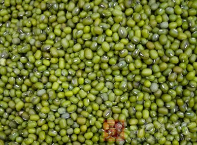 绿豆150克,冰糖30克,甘草20克 绿豆150克,冰糖30克,甘草20克