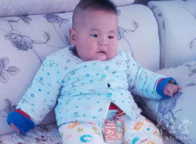 产后尽早开奶，坚持新生儿第一口食物是母乳