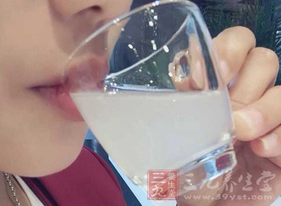 水是人体最需要的物质,经常熬夜的人必须养成定时饮水的习惯 水是人体最需要的物质,经常熬夜的人必须养成定时饮水的习惯