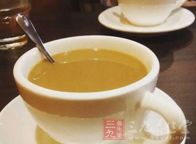 晚飯莫過(guò)飽，睡前莫喝濃茶及咖啡