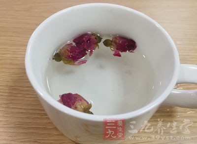 玫瑰茄性味酸、辛，性平，可清涼退火