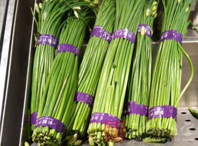 蒜薹、孜然適量、芝麻油適量