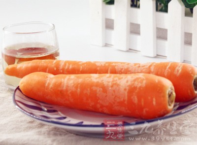 “胡萝卜、南瓜、木耳、芹菜的维生素和矿物质含量丰富