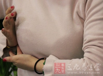 从乳房基部用三指向乳头做旋转轻揉,先从近胸骨处的乳房基部向外侧移动按摩 从乳房基部用三指向乳头做旋转轻揉,先从近胸骨处的乳房基部向外侧移动按摩