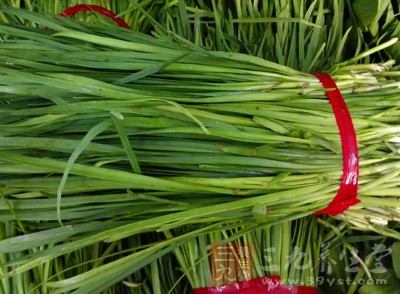 因?yàn)槿庵破?、韭菜、芹菜、硬米飯等這些東西都很容易嵌塞在牙縫間