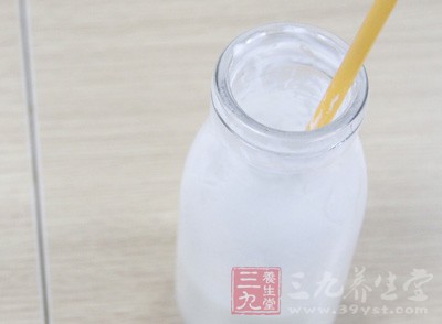 酸奶含有的乳酸，可以促進(jìn)細(xì)胞新陳代謝