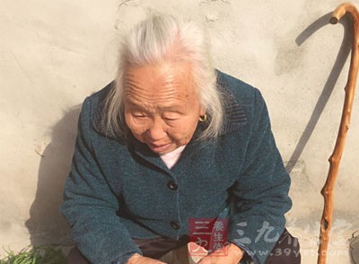 可有些老人皱纹多了，头发白了，就会从心里害怕见到镜子记录下的岁月痕迹