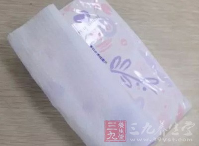 鑒別紙巾中是否含有熒光劑，可用驗(yàn)鈔器對(duì)著紙巾照射