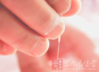 即用軟皮尺沿兩側(cè)乳房下緣一周測量